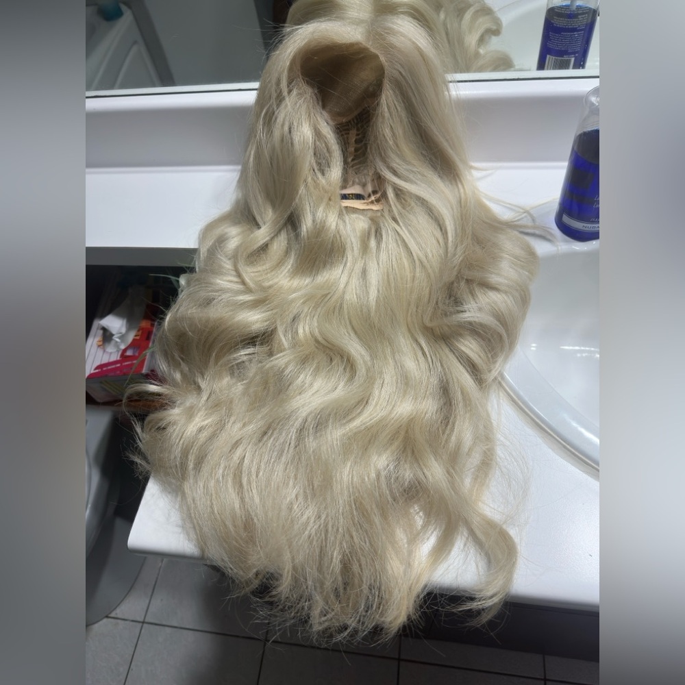 Ash blonde wig 24 inch. Not yellow like 613!